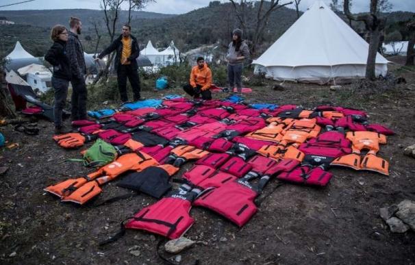 Los chalecos salvavidas abandonados se convierten en colchones para refugiados