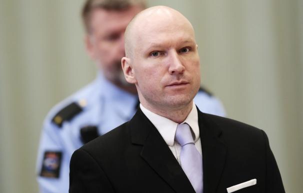 Breivik asegura que se ha radicalizado debido a su régimen de aislamiento