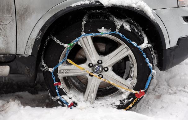 Imagen de un neumático equipado con unas cadenas de nieve