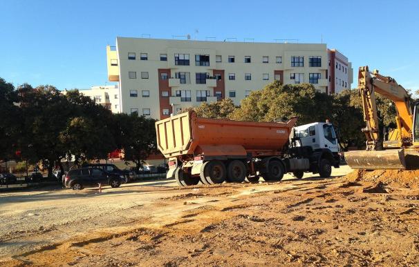Comienzan las obras en Mairena del Aljarafe para asfaltar la avenida de la Constitución y su aparcamiento