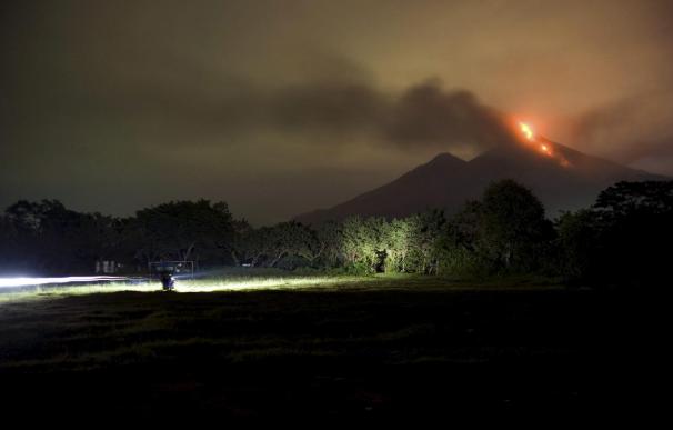 El volcán Fuego de Guatemala lanza flujos piroclásticos y nubes de ceniza