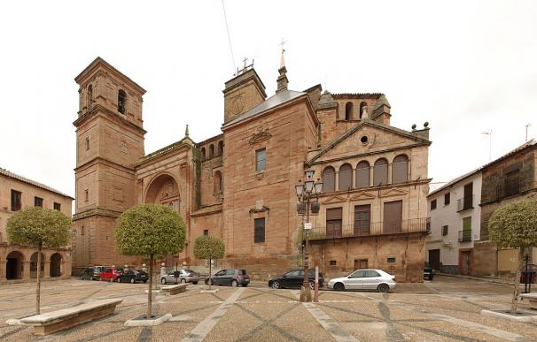 Fachada sur de la Iglesia de San Andrés y parte de la Plaza Mayor de Villanueva de los Infantes (Wikipedia).