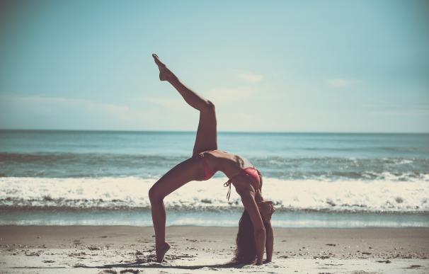 Una revisión de estudios muestra un beneficio limitado del yoga frente al dolor de espalda