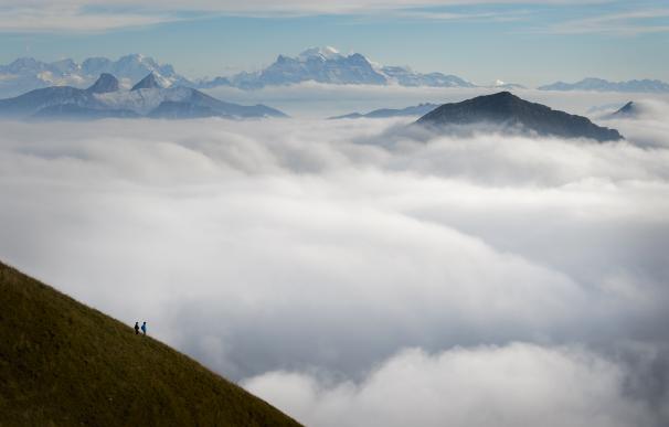 Tourists face a sea of mist engulfing the Alpes fr