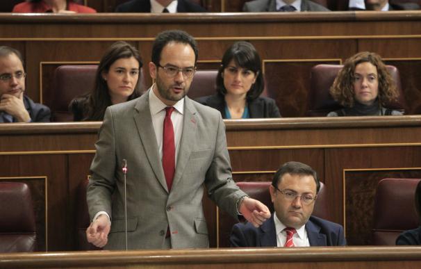 El PSOE considera que Trillo dimite "tarde y mal" y "arrastrado", y le insta a "pedir perdón"