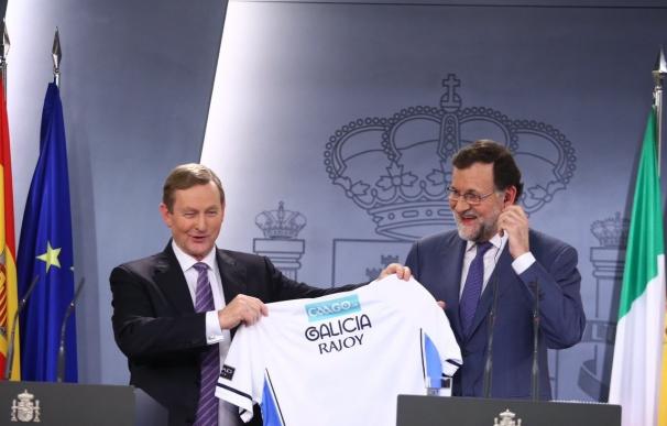 El primer ministro irlandés regala a Rajoy una camiseta de la selección gallega de fútbol gaélico