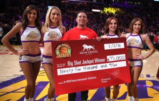 Un aficionado de los Lakers se llevó 95.000 dólares. / @Lakers