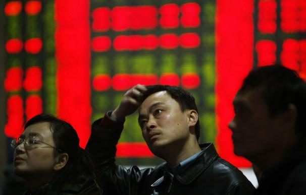Las bolsas de China cierran antes de hora al superar las caídas el 7%