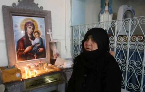 Una mujer siria asiste a misa en Siria el pasado 18 de diciembre. /AFP
