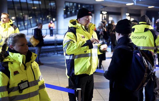 Agentes de seguridad inspeccionan la indentidad de los pasajeros en la estación de tren del Aeropuerto de Kastrup, en Copenhage el 4 de enero (BJÖRN LINDGREN/ AFP)