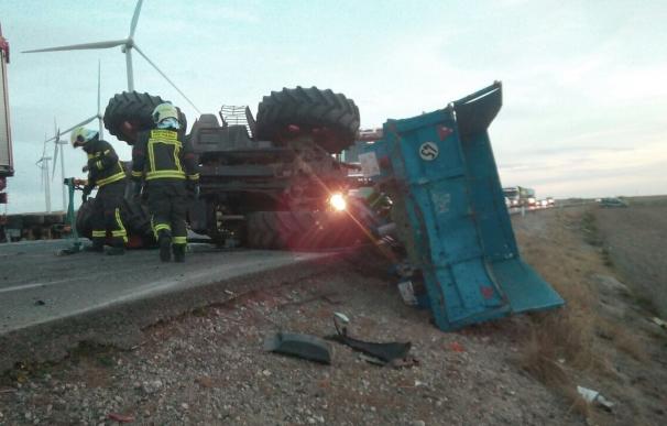 Sucesos.- Heridos los conductores de un camión y de un tractor en un accidente en Teba