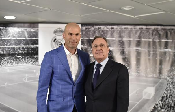 Zidane y Florentino posan para los medios de comunicación. / AFP