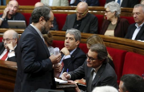El líder de la CUP, Antonio Baños, y el 'president' Artur Mas, en una sesión en el Parlament.
