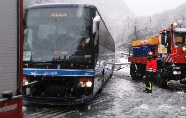 Rescatadas 10 personas de un autobús en peligro de caer a un río tras patinar por la nieve