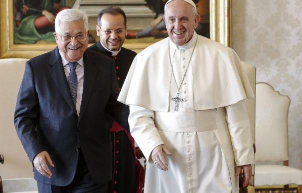 Francisco recibió a Mahmud Abbas al abrir la primera embajada de Palestina en el Vaticano