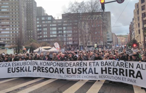 Miles de personas se manifiestan en Bilbao para pedir el fin de la dispersión de los presos de ETA