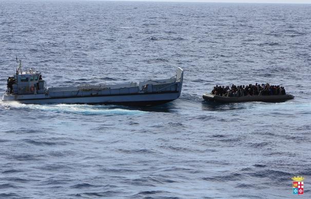 Aumentan a 750 los rescatados en aguas del Mediterráneo en un nuevo naufragio de inmigrantes
