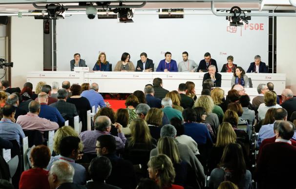 Los críticos con la Gestora del PSOE critican pero acatan el calendario del Congreso