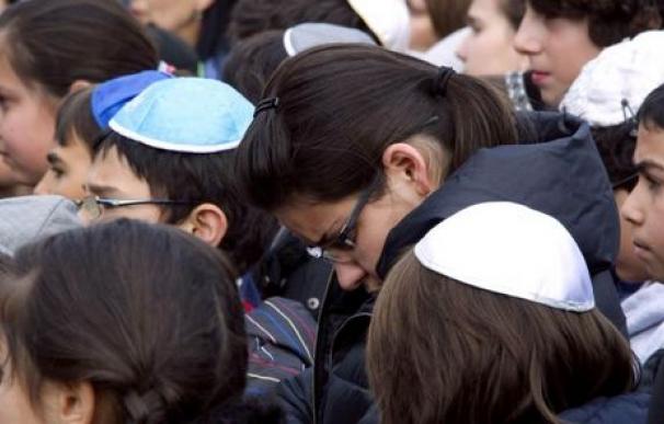 Niños judíos llevando el kipá