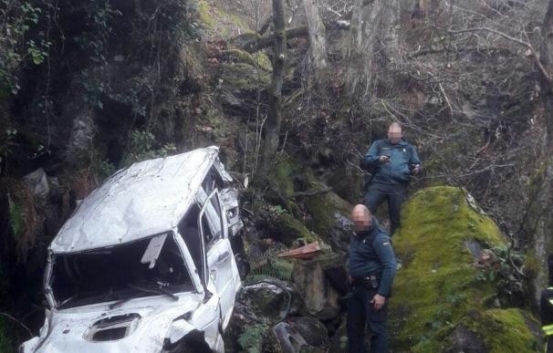 Fallece un hombre de 56 años en Ibias al salirse su coche de la carretera y caer por un desnivel de unos 600 metros