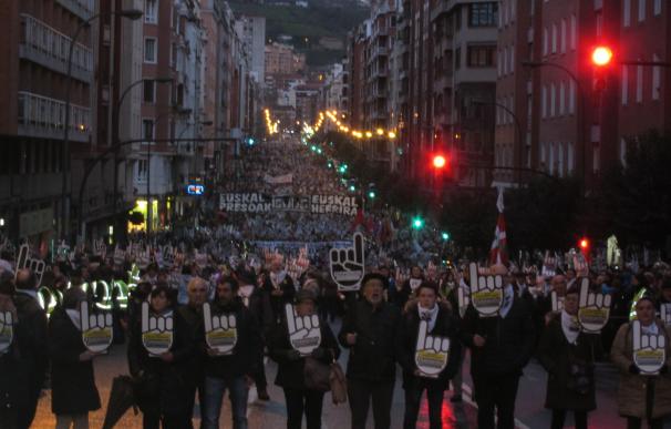 Miles de personas piden el fin de la dispersión de los presos de ETA y que 2017 sea el año de "la resolución y paz"