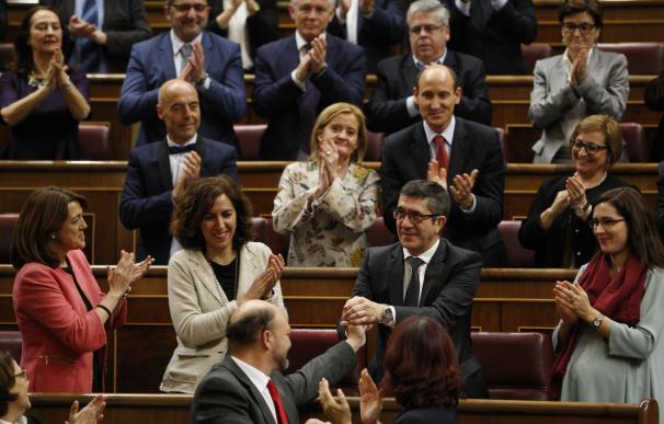 López recibe el aplauso de sus compañeros de la bancada socialista.