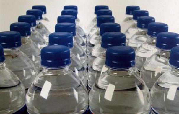 Francia vende más agua embotellada que refrescos