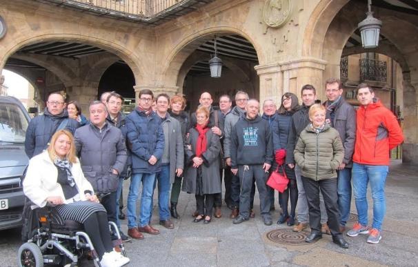 Entidades políticas, sindicales y sociales celebran la retirada del medallón de Franco de la Plaza Mayor de Salamanca