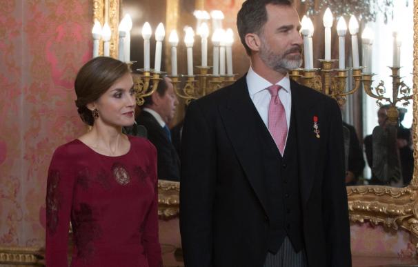 Los Reyes Felipe y Letizia reciben a tono a los cuerpos diplomáticos