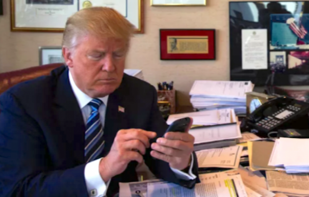 ¿Sigue utilizando Donald Trump su viejo móvil desde la Casa Blanca?
