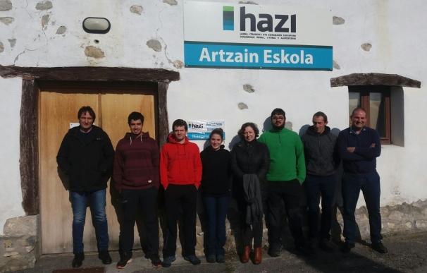 La consejera Elizalde visita la escuela de pastoreo de Arantzazu, en la que estudia alumnado navarro