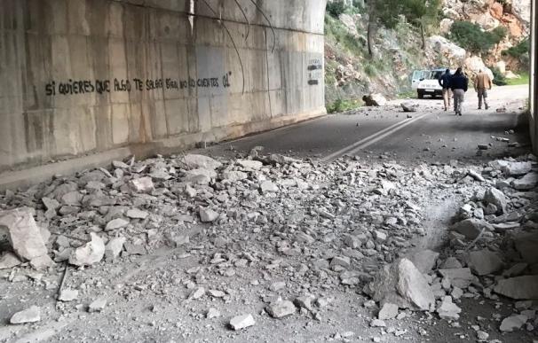 Un desprendimiento sobre un falso túnel obliga a cerrar la carretera entre Estellencs y Andratx