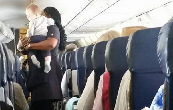 Una azafata consigue que un bebé deje de llorar en pleno vuelo. /Facebook