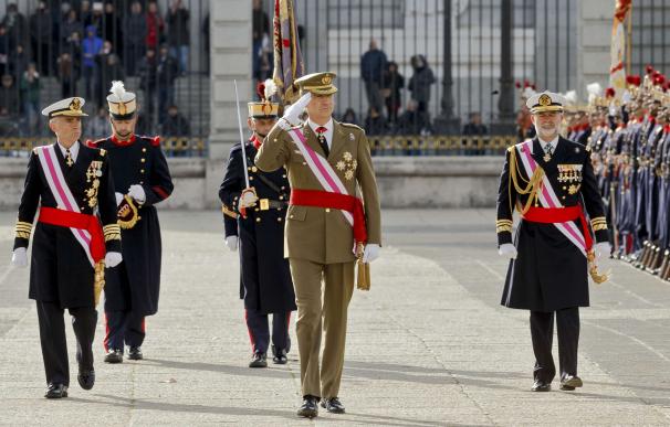 Spain's King Felipe VI ( C) salutes as hereviews t