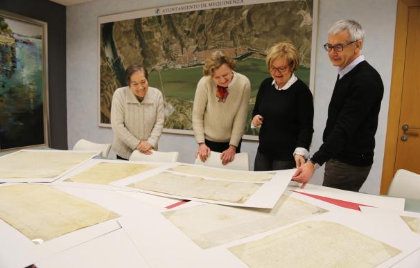Mequinenza recibe 15 pergaminos de los siglos XIV, XV y XVI para su depósito en el Archivo Municipal