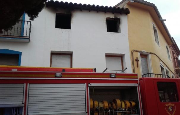 Los bomberos rescatan a una mujer de un incendio en La Almunia