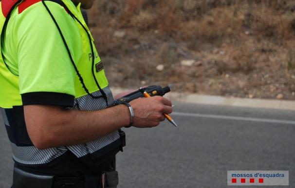 Mossos y policías locales realizan una campaña de control de cinturón y casco en Catalunya