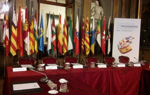 Todas las banderas, incluidas 'ikurriña' y 'senyera', en una Conferencia de Presidentes sin Urkullu ni Puigdemont