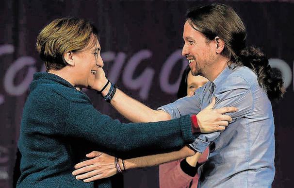Iglesias con Ada Colau en el mítin central de la campaña del 20-D en Madrid (Javier Soriano - AFP)