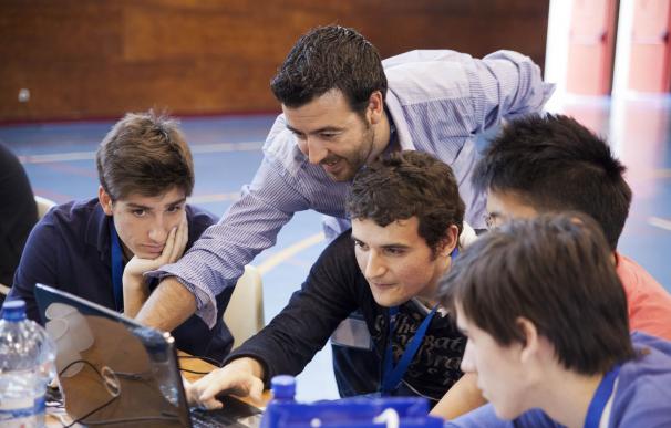 Más de 200 estudiantes de Aragón participan en un programa educativo para dirigir su propia empresa en Internet