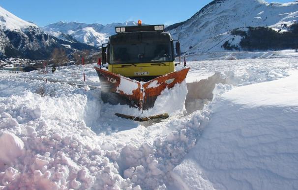 La nieve obliga a cortar cuatro carreteras autonómicas en la provincia de Huesca y el túnel de Bielsa