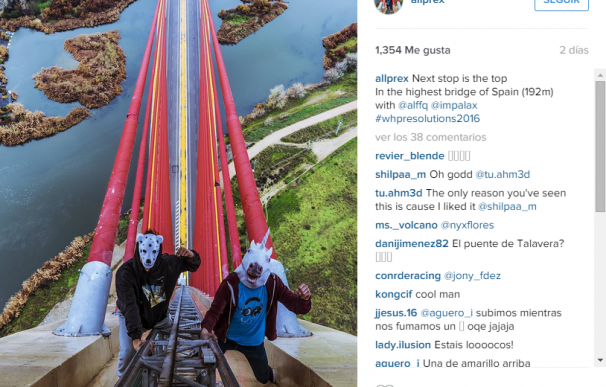 Tres jóvenes escalan el puente más alto de España sin ningún tipo de protección