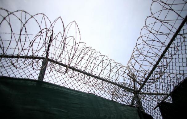 Llegan a Omán diez presos de Guantánamo, donde ya sólo quedan 45 personas