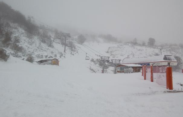 La Estación Invernal Fuentes de Invierno abre este lunes al público con 3,5 kilómetros esquiables y 5 pistas