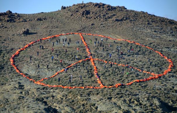Símbolo de la paz realizado a partir de de chalecos salvavidas reutilizados en la isla griega de Lesbos. /AFP