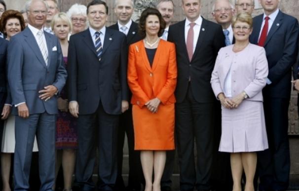 El presidente de la Comisión Europea Durao Barroso junto a los miembros del Gobierno sueco en la ceremonia de traspaso de poderes | Reuters
