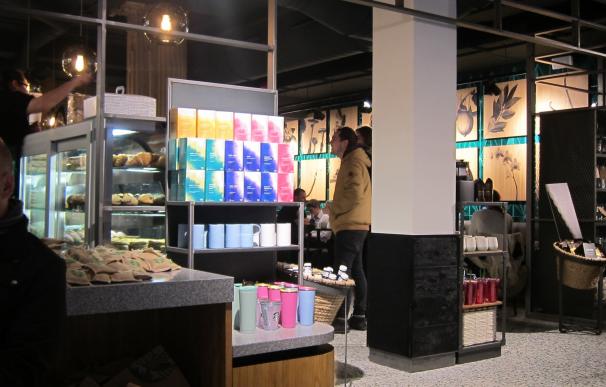 Starbucks emplea a 18 personas en su primera tienda en San Sebastián, con una inversión de 475.000 euros
