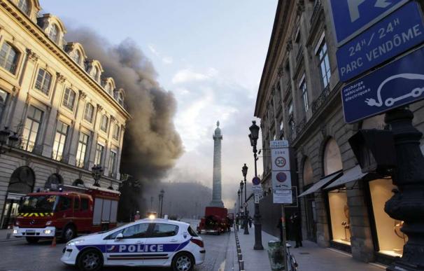 Imagen del incendio del Hotel Ritz de París desde la calle. Foto AFP