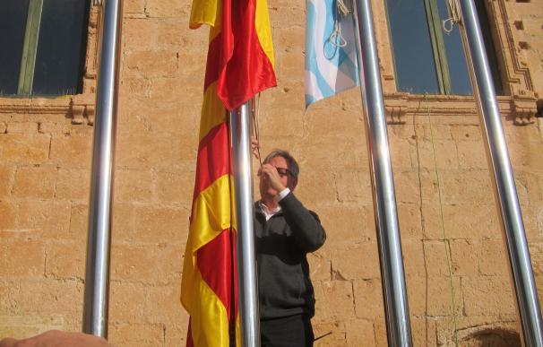 El alcalde de Torredembarra acata la sentencia e iza la bandera española