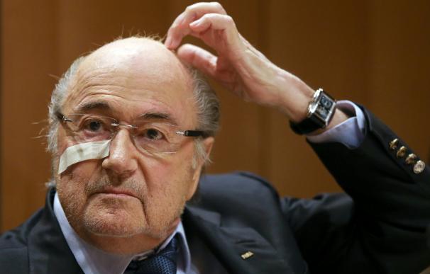 Blatter sigue recibiendo un sueldo de la FIFA. / AFP